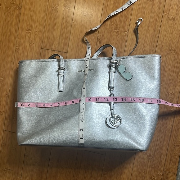 EUC authentic Michael Kors Metallic silver shoulder bag tote travel texture rare - Picture 10 of 13